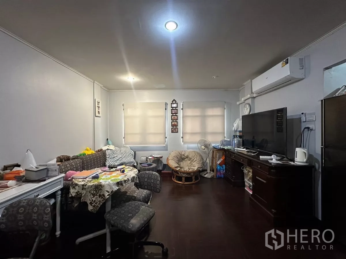 ทาวน์เฮาส์ ให้เช่าในWatthana, Bangkok - ห้องครอบครัวพร้อมโซฟา ชั้นวางทีวี เครื่องปรับอากาศ และมู่ลี่