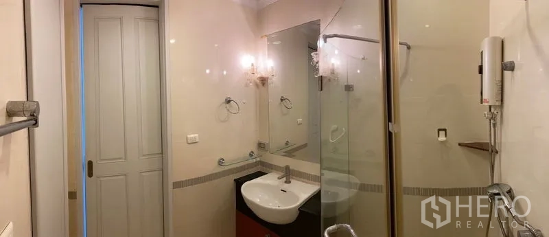 คอนโด ให้เช่าในRatchathewi, Bangkok - ห้องน้ำสไตล์โมเดิร์น มีตู้กระจกอาบน้ำ อ่างล้างหน้า และกระจกเงา
