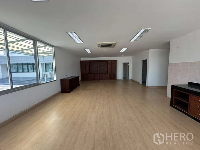 สำนักงาน ให้เช่าในPrawet, Bangkok - พื้นที่ออฟฟิศโอเพ่นสเปซ พื้นไม้ ช่องแสงกว้าง เครื่องปรับอากาศแบบคาสเซ็ต และตู้บิวท์อิน
