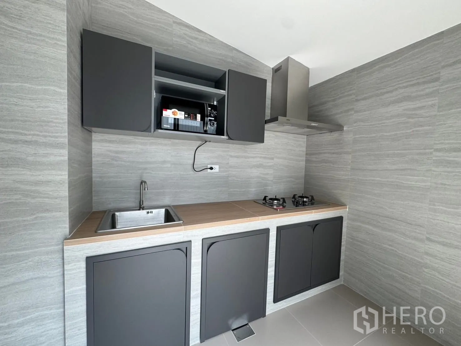 ทาวน์เฮาส์ for rent in Bang Phli, Samut Prakan - หน้าทาวน์เฮ้าส์สมัยใหม่พร้อมกันสาดและประตูรั้วหน้า