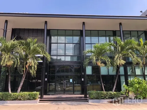 พื้นที่ขายปลีก ให้เช่าในKhlong Toei, Bangkok - อาคารพื้นที่เชิงพาณิชย์สูงสองชั้น หน้ากระจกเต็มบาน พร้อมต้นปาล์ม บรรยากาศนานา กรุงเทพฯ