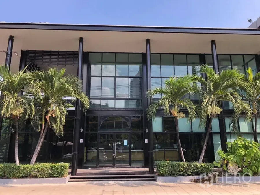 พื้นที่ขายปลีก ให้เช่าในKhlong Toei, Bangkok - อาคารพื้นที่เชิงพาณิชย์สูงสองชั้น หน้ากระจกเต็มบาน พร้อมต้นปาล์ม บรรยากาศนานา กรุงเทพฯ