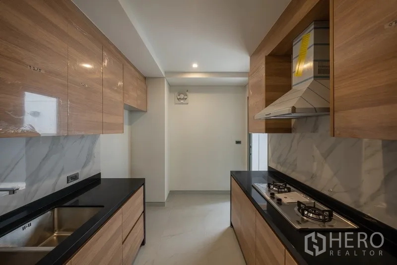 บ้าน ให้เช่าหรือขายในYan Nawa, Bangkok - ครัวไทยแยกเป็นสัดส่วน ตู้ไม้ เตาแก๊ส และท็อปหิน