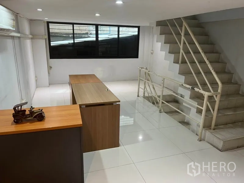 อาคารพาณิชย์ ให้เช่าในBang Rak, Bangkok - พื้นที่ออฟฟิศชั้นบนแบบเปิดโล่ง พร้อมหน้าต่างบานใหญ่และบันได