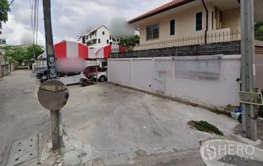 Land for rent in Sathon, Bangkok - Walled corner plot in Sathon, Bangkok with concrete surface, quiet alley access and nearby houses.