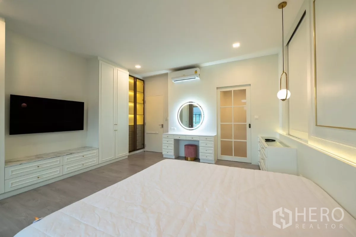 Detached House for rent or sale in Prawet, Bangkok - Built-in TV wall and wardrobes in the master suite.