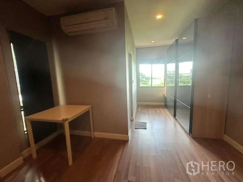 Detached House for rent or sale in Bang Kapi, Bangkok - Upper floor hallway with desk nook, air conditioner, large wardrobes and window light.