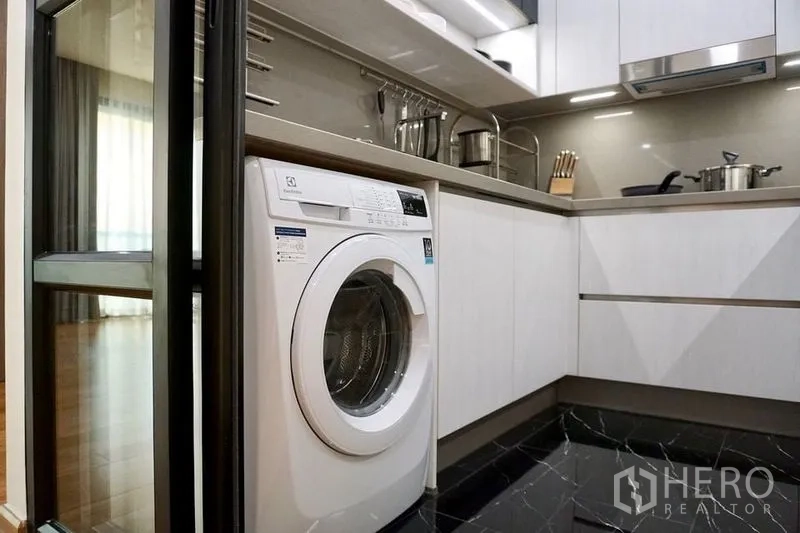 คอนโด ให้เช่าในKhlong Toei, Bangkok - เครื่องซักผ้าใต้เคาน์เตอร์ในครัว ข้างอ่างล้างจานและเตา