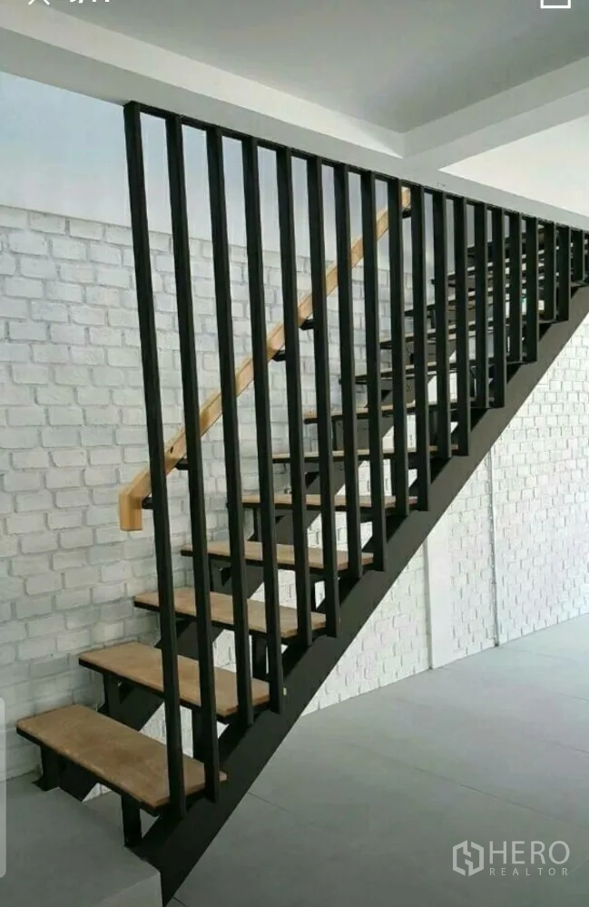 สำนักงานที่บ้าน ให้เช่าในLat Phrao, Bangkok - บันไดสไตล์อินดัสเทรียล ราวเหล็กดำขั้นไม้ คู่ผนังอิฐทาสีขาว