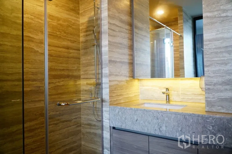 公寓 出租在Watthana, Bangkok - 浴室石质台盆与背光镜面，玻璃淋浴间。