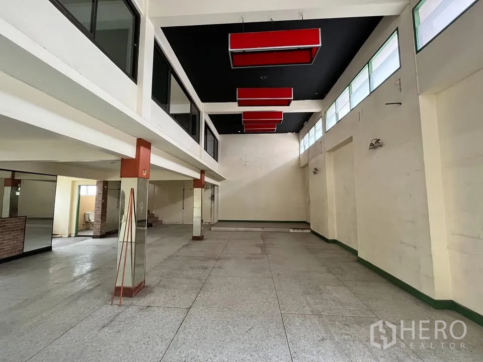 独立式住宅 出租在Suan Luang, Bangkok - 高挑大厅，长条高侧窗与黑色天花