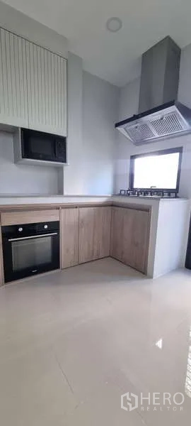 บ้าน ให้เช่าในLat Krabang, Bangkok - ครัวบิวท์อินตู้ไม้ เตาแก๊ส เครื่องดูดควัน และเตาอบ ในบ้านเช่ากรุงเทพฯ