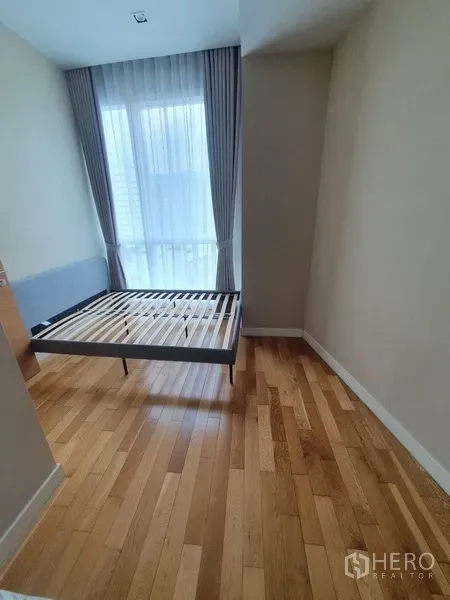 คอนโด ให้เช่าในKhlong Toei, Bangkok - ห้องนอนรองพร้อมโครงเตียง หน้าต่างบานใหญ่ และพื้นไม้สีอ่อน