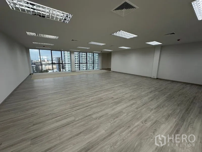 สำนักงาน ให้เช่า - สำนักงานกว้างขวาง ระบบปรับอากาศรวมที่ฝ้า และพื้นลามิเนตทันสมัย.