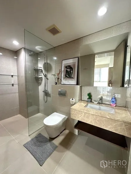 公寓 出租 - 现代卫浴，玻璃淋浴间、大镜面与石制台面