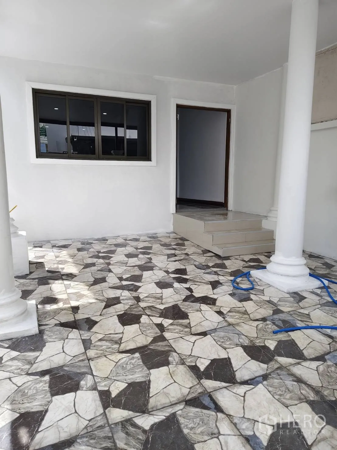 ทาวน์เฮาส์ ขายในPhra Khanong, Bangkok - ระเบียงหน้าบ้านร่มรื่น เสาพร้อมพื้นกระเบื้องลายหิน