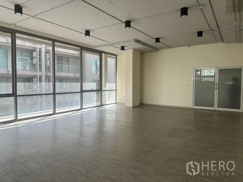 办公空间 出租在Phra Khanong, Bangkok - 采光充足的办公区，整片落地玻璃与磨砂双开门，适合立即装修。