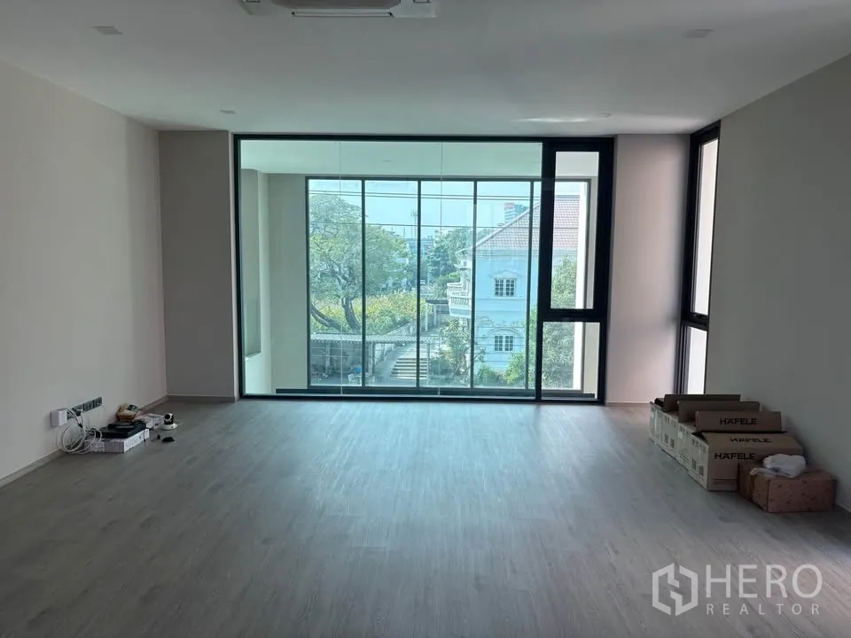 Home Office for rent or sale in Suan Luang, Bangkok - Open-plan workspace with full-height glazing and glossy tile floors.