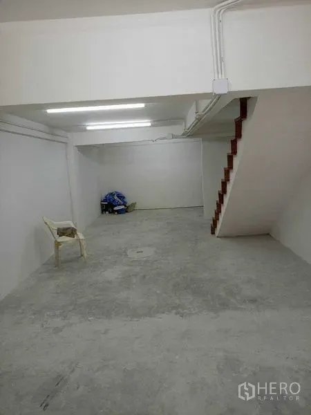 อาคารพาณิชย์ ให้เช่าในWatthana, Bangkok - พื้นที่ชั้นล่างพื้นคอนกรีต ผนังสีขาว ไฟฟลูออเรสเซนต์ พร้อมบันไดขึ้นชั้นบน