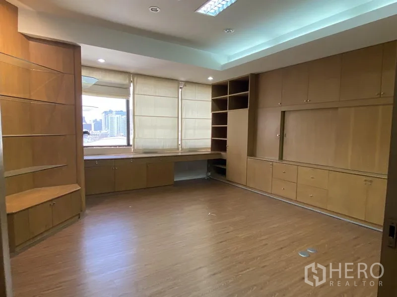 办公空间 出租在Din Daeng, Bangkok - 独立办公室，窗下设内置书桌，享城市景观。