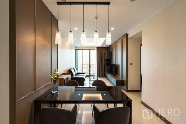 คอนโด ให้เช่าหรือขายในWatthana, Bangkok - มุมมองพื้นที่ทานอาหารเชื่อมต่อห้องนั่งเล่น เปิดสู่ระเบียง