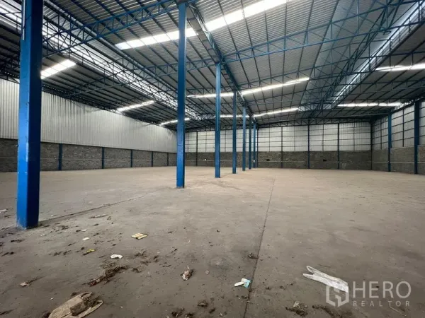 คลังสินค้า ให้เช่าในLat Krabang, Bangkok - พื้นที่จัดเก็บแบบไม่มีคานกลาง พื้นคอนกรีต และเสาเหล็กสีน้ำเงิน