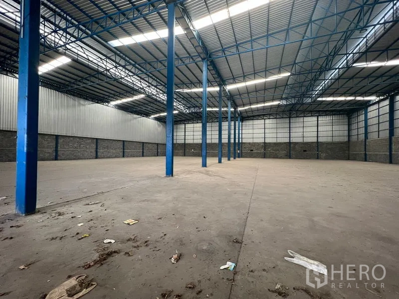 คลังสินค้า ให้เช่าในLat Krabang, Bangkok - พื้นที่จัดเก็บแบบไม่มีคานกลาง พื้นคอนกรีต และเสาเหล็กสีน้ำเงิน