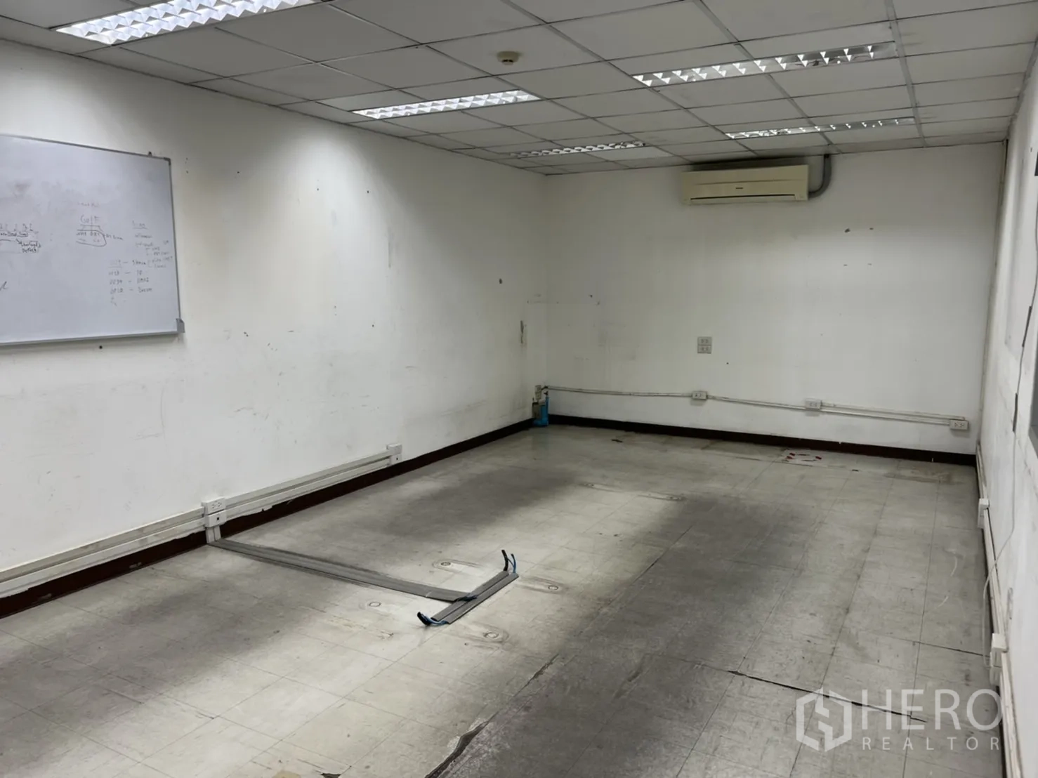คลังสินค้า ให้เช่าในMueang Samut Prakan, Samut Prakan - ห้องออฟฟิศว่าง มีเครื่องปรับอากาศและกระดานไวท์บอร์ด