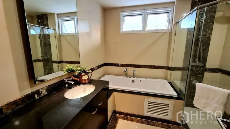 อพาร์ทเมนท์ ให้เช่าในWatthana, Bangkok - ห้องน้ำมีอ่างอาบน้ำ ห้องอาบน้ำกระจก กระจกบานใหญ่ และเคาน์เตอร์หิน