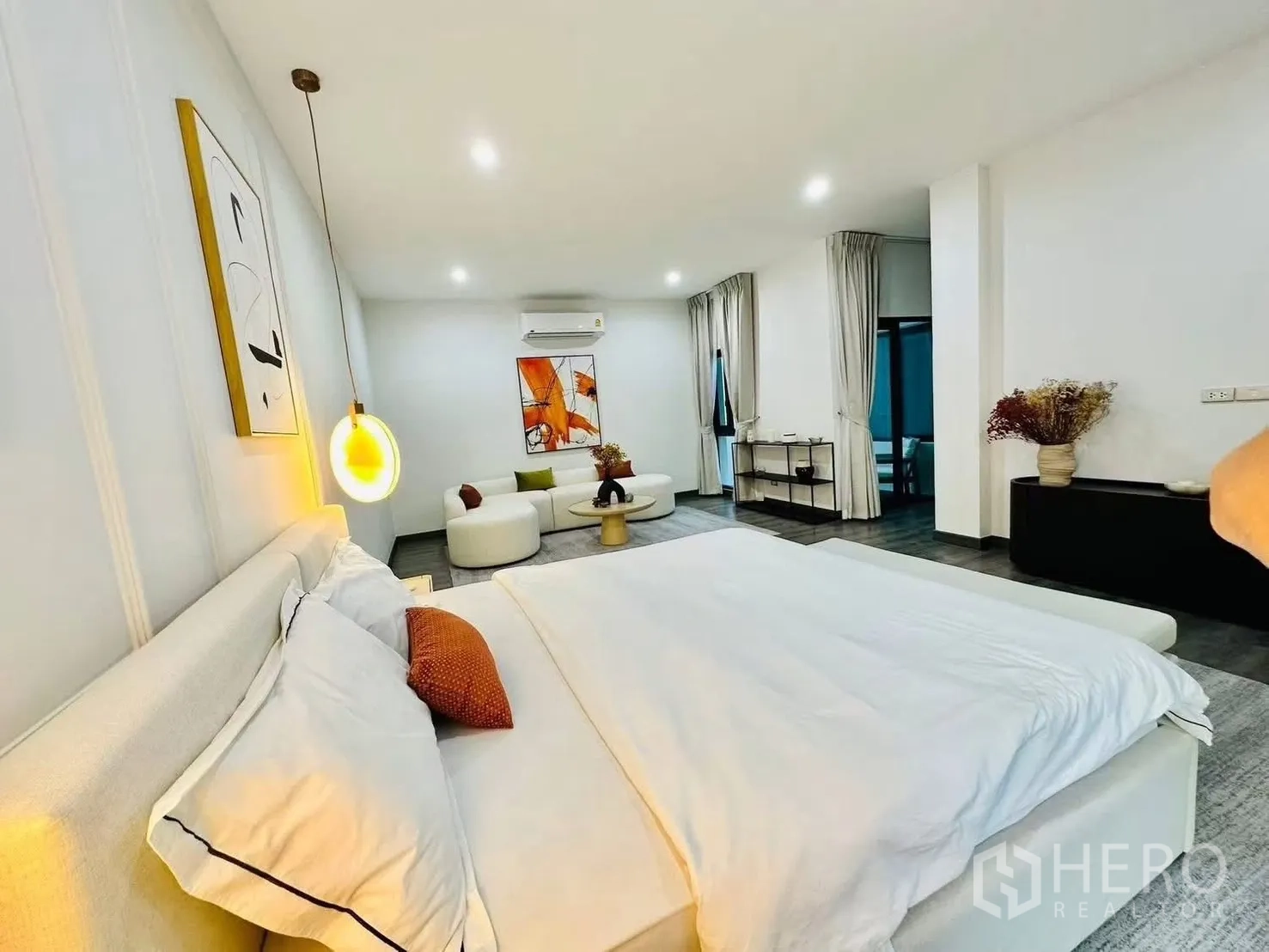 ทาวน์เฮาส์ for rent in Suan Luang, Bangkok - ห้องนอนหลักกว้างพร้อมโคมแขวน มุมนั่งเล่น และเตียงคิงไซส์