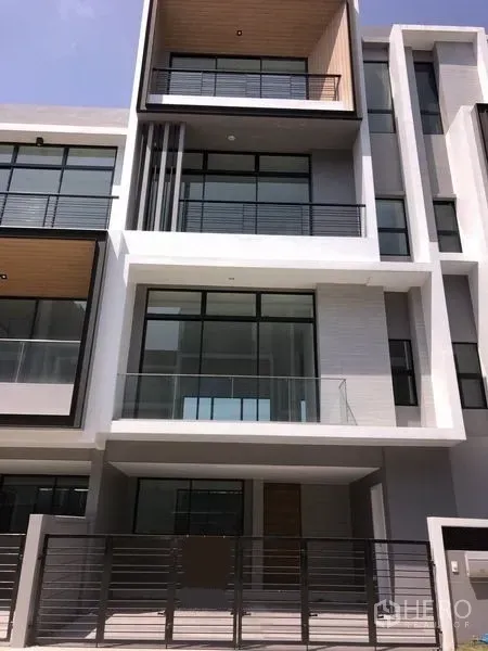 ทาวน์เฮาส์ ให้เช่าหรือขายในSaphan Sung, Bangkok - ด้านหน้าทาวน์เฮ้าส์สไตล์โมเดิร์น หลายชั้น กระจกบานใหญ่และรั้วหน้าบ้าน