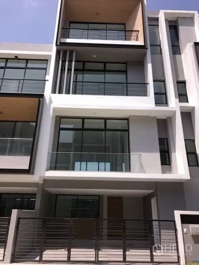 联排别墅 出租或出售在Saphan Sung, Bangkok - 现代多层联排别墅外立面，大片落地玻璃与前院围栏