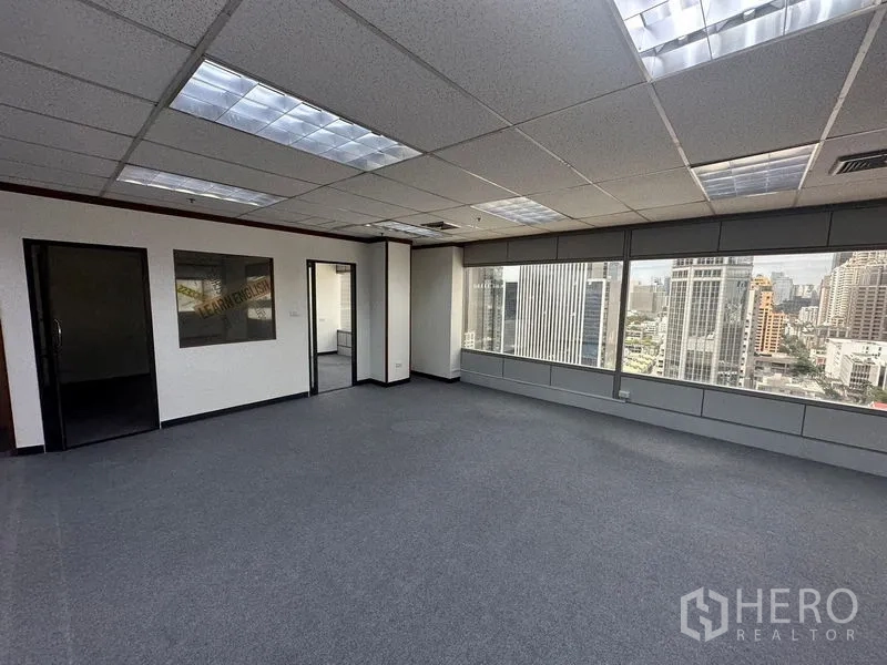 办公空间 出租在Pathum Wan, Bangkok - 宽敞工作区，转角窗采光充足，并与内部房间相连。