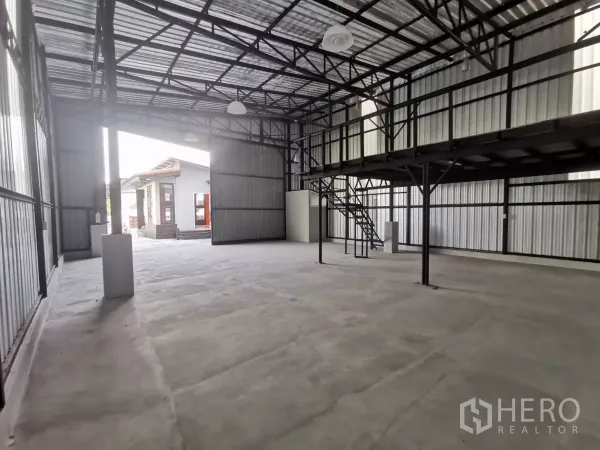 货栈 出租在Khlong Toei, Bangkok - 高挑钢结构仓库内部，设夹层与大型装卸门。