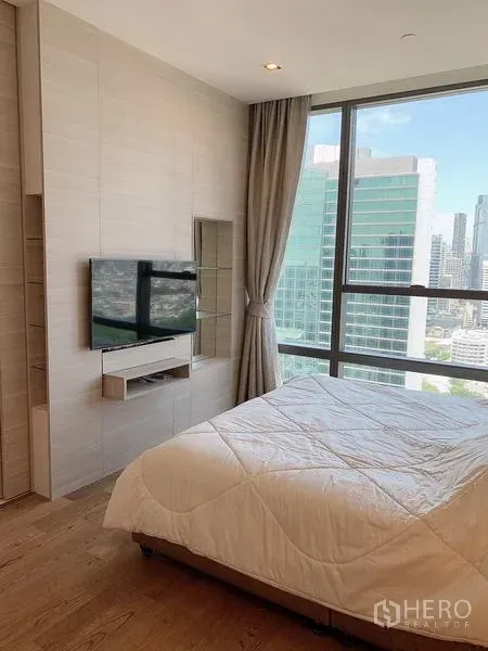 公寓 出售 - 卧室配壁挂电视，透过大窗可观赏城市景色。