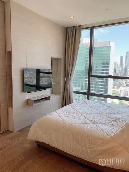 公寓 出售 - 卧室配壁挂电视，透过大窗可观赏城市景色。