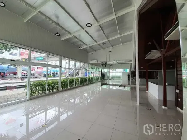 พื้นที่ขายปลีก ให้เช่าในPrawet, Bangkok - โชว์รูมผนังกระจกโปร่งโล่ง เพดานสูง พื้นกระเบื้องเงา มองเห็นถนนด้านหน้า