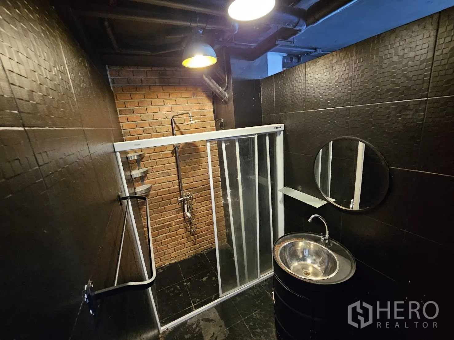 สำนักงาน ให้เช่าในWatthana, Bangkok - ห้องน้ำสไตล์ลอฟต์ ผนังกระเบื้องสีดำ ห้องอาบน้ำกระจก และอ่างล้างมือสแตนเลสทรงกลม.