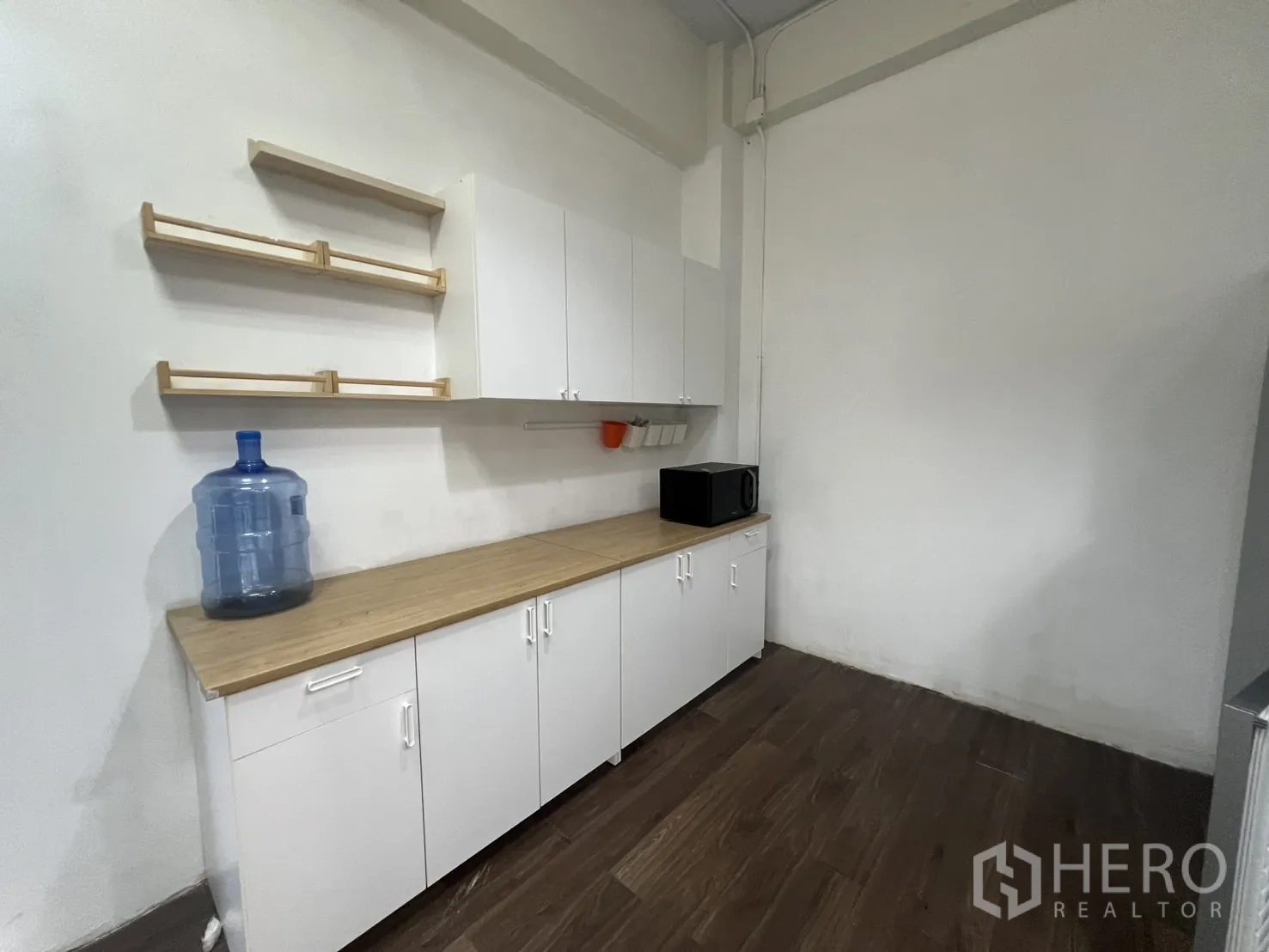 สำนักงานที่บ้าน ให้เช่าในPhra Khanong, Bangkok - มุมแพนทรีพร้อมชั้นวางของ ตู้เก็บของ และถังน้ำดื่ม