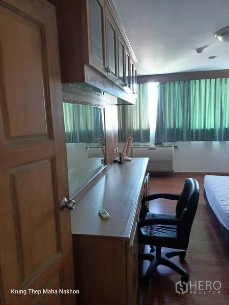 คอนโด ให้เช่าในWatthana, Bangkok - ห้องนอนพร้อมโต๊ะทำงานยาว ตู้แขวนบิวท์อิน และหน้าต่างรับแสง