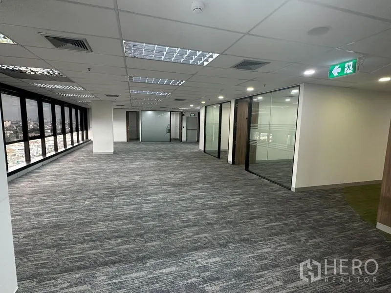 办公空间 出租在Khlong Toei, Bangkok - 沿窗开放办公区，配玻璃隔断办公室。