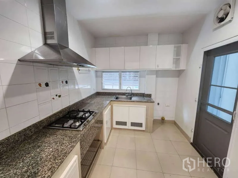 บ้าน ให้เช่าในSathon, Bangkok - ครัวไทยแยกต่างหาก เตาก๊าซ เครื่องดูดควัน และท็อปหินแกรนิต