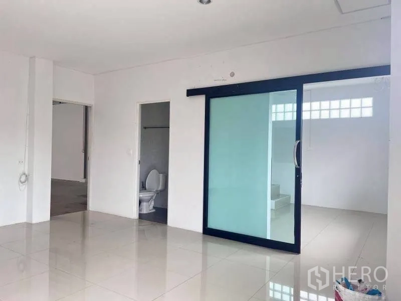 โกดัง for rent in Lam Luk Ka, Pathum Thani - พื้นที่ออฟฟิศมีฉากกั้นกระจกฝ้าและประตูห้องน้ำใกล้เคียง