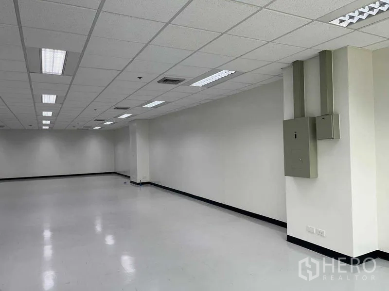 办公空间 出租在Bang Na, Bangkok - 办公室内带电箱与管线的设备墙，空间整洁