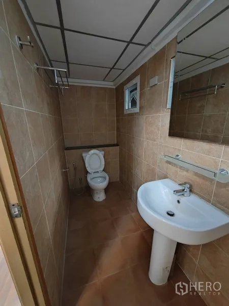 พื้นที่ขายปลีก ให้เช่าในKhlong Toei, Bangkok - ห้องน้ำกรุผนังเซรามิกพร้อมอ่างล้างหน้า โถสุขภัณฑ์ และกระจก