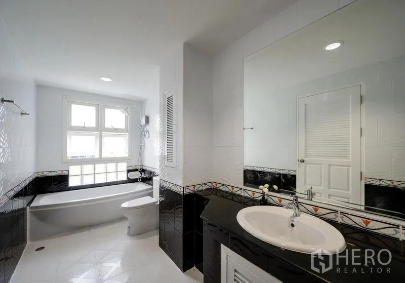 ทาวน์เฮาส์ ขาย - ห้องน้ำกว้าง อ่างอาบน้ำ กระเบื้องขาวดำ และกระจกบานใหญ่