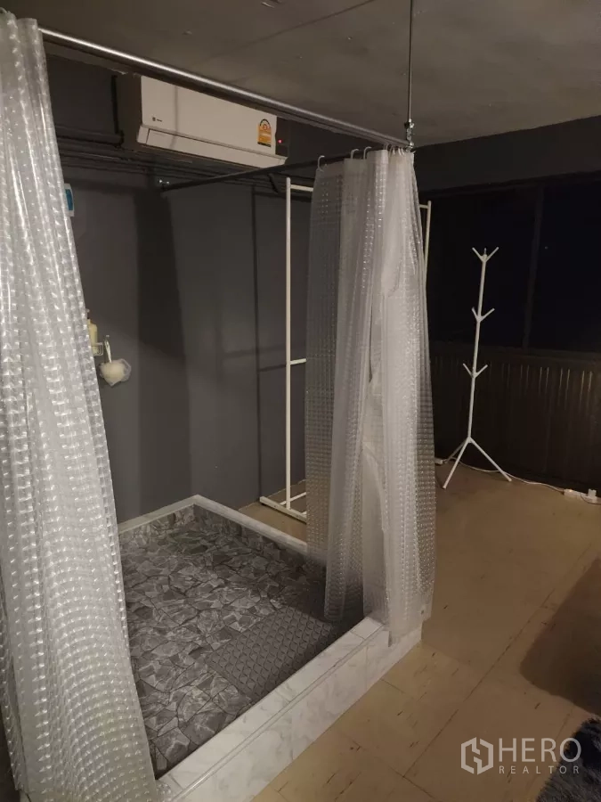 อาคารพาณิชย์ ให้เช่าในKhlong Toei, Bangkok - พื้นที่อาบน้ำยกสเต็ปปูกระเบื้องพร้อมผ้าม่าน และแอร์ด้านบน