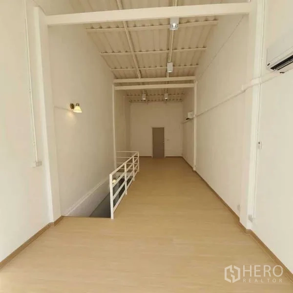 อาคารพาณิชย์ ให้เช่าหรือขายในKhlong Toei, Bangkok - พื้นที่ชั้นบนกว้าง ติดแอร์และไฟราง