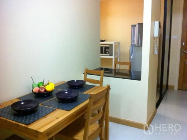 คอนโด ให้เช่าหรือขายในWatthana, Bangkok - มุมรับประทานอาหารคอนโดศุภาลัย พรีเมียร์ อโศก โต๊ะไม้ จัดจาน พร้อมครัวขนาดกะทัดรัดมีตู้เย็นและไมโครเวฟ