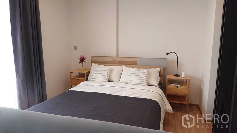 คอนโด ขายในWatthana, Bangkok - ห้องนอนเรียบสงบ เตียงคู่ โต๊ะข้างเตียง โคมไฟ และผ้าม่านทึบ